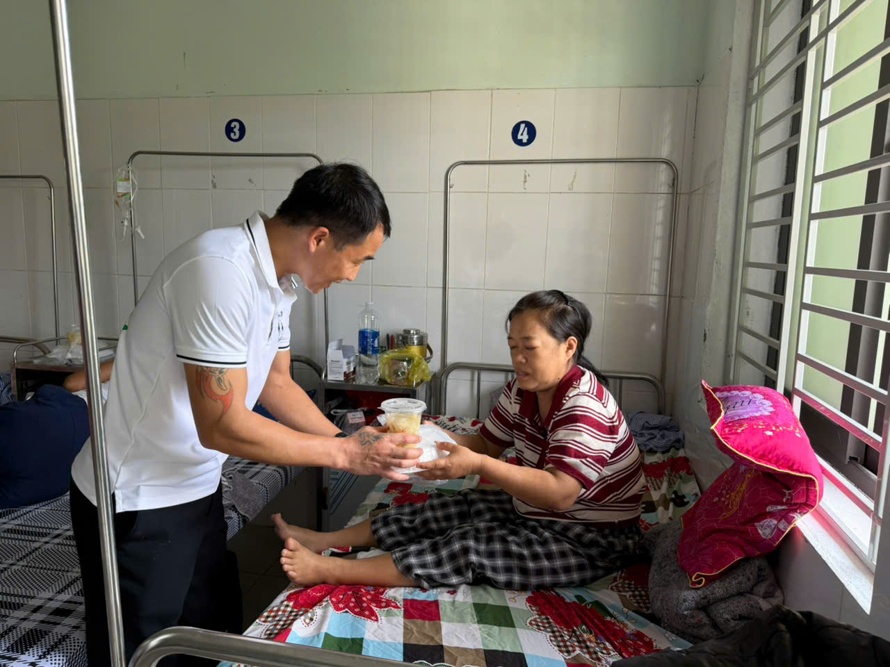 Trao suất ăn tận tay bệnh nhân