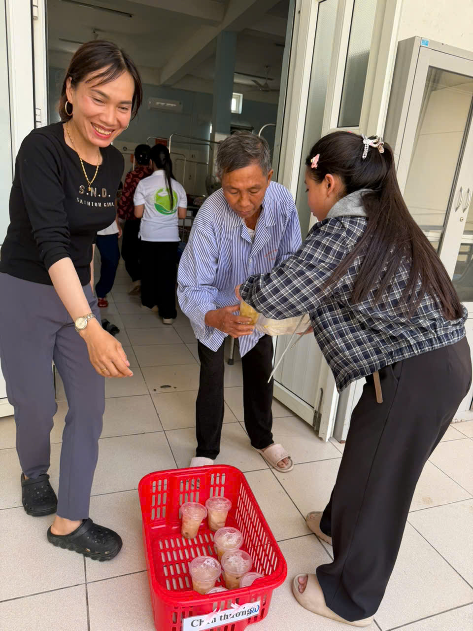 Trao cháo thương cho bệnh nhân