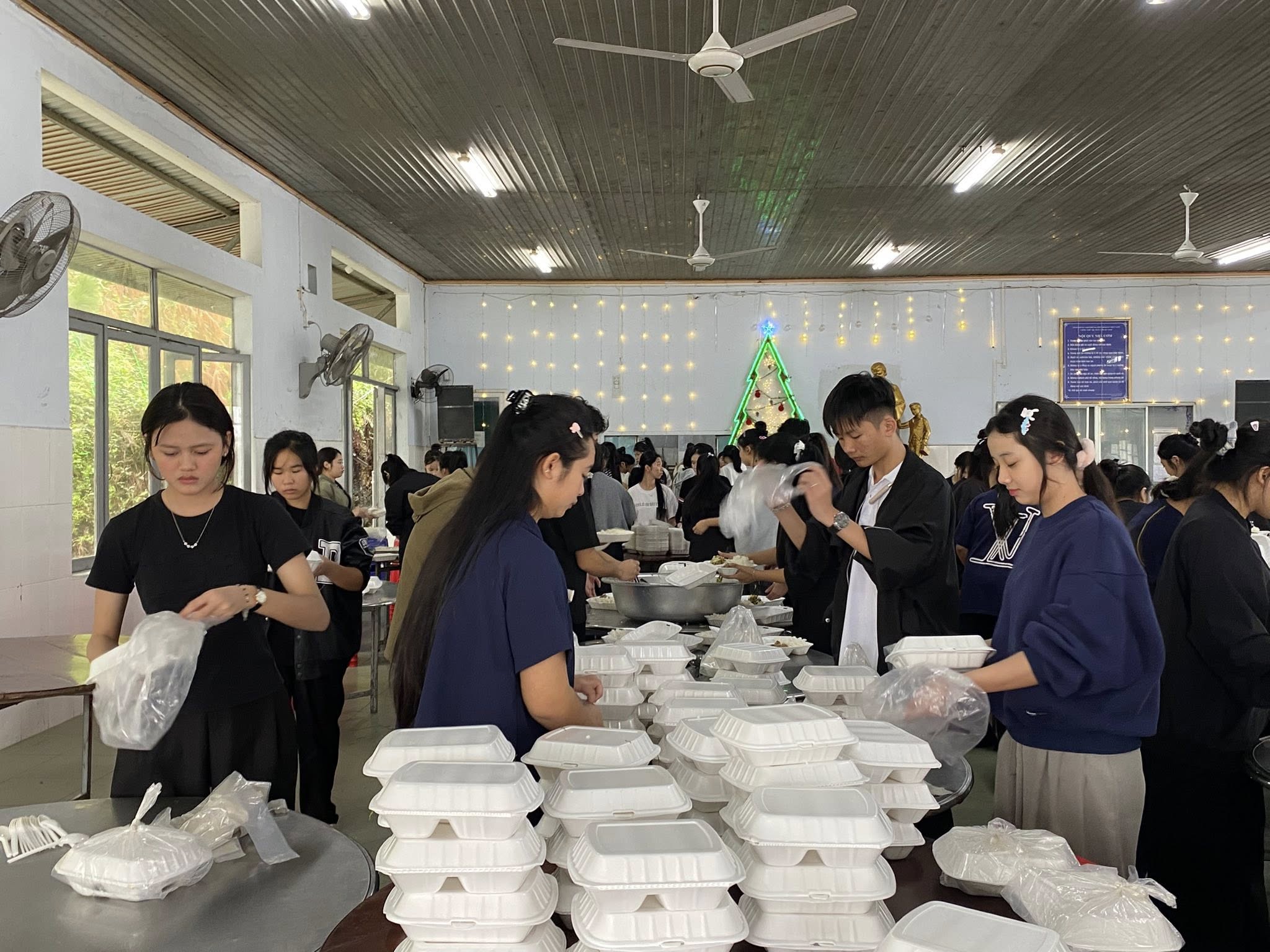 Suất ăn nghĩa tình - Học viên và thầy cô tại Bệnh viện Kỳ Anh