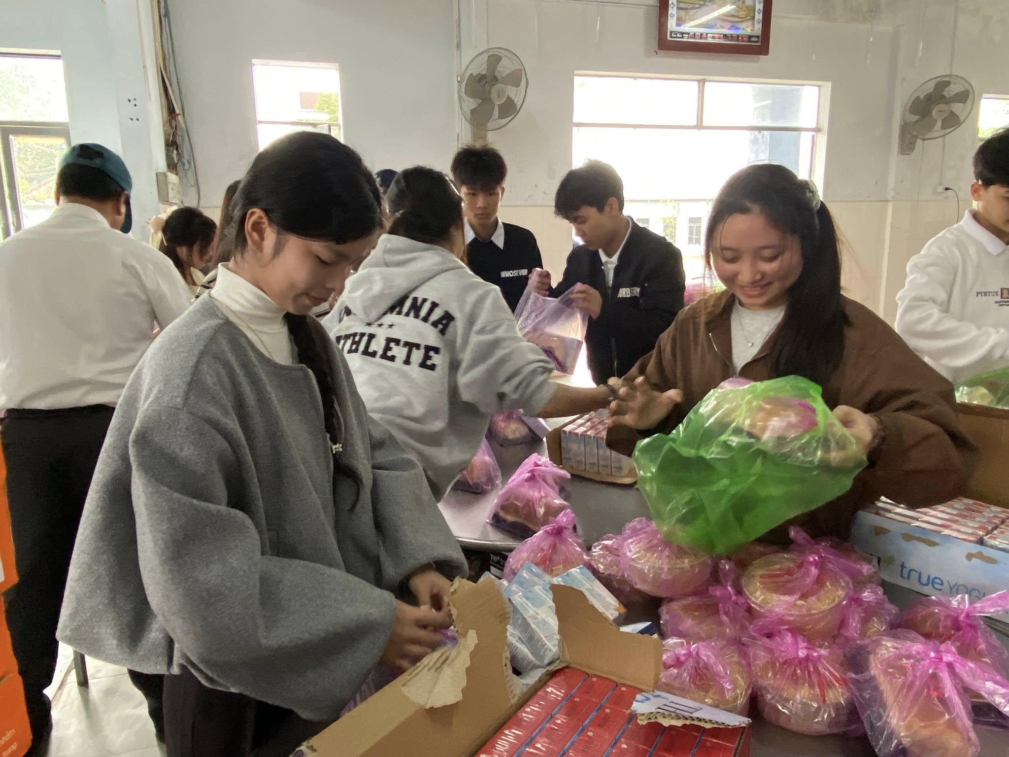 Học viên chuẩn bị suất ăn