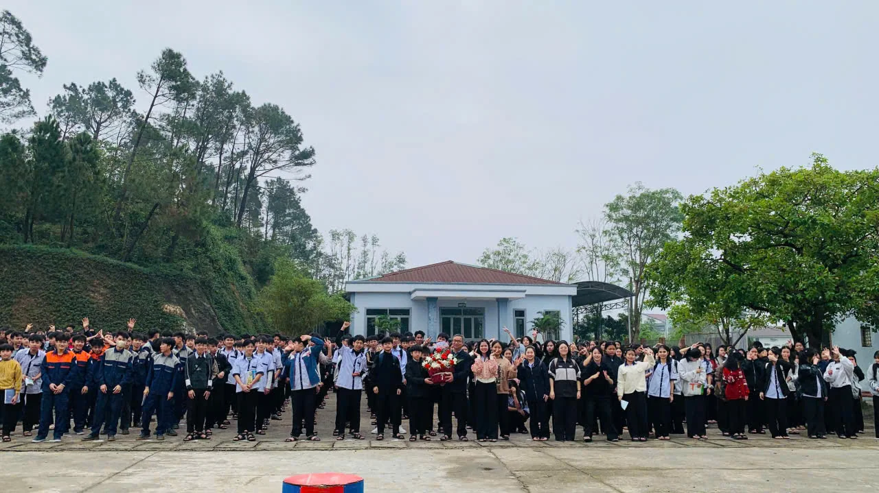 Sinh nhật thầy hiệu trưởng