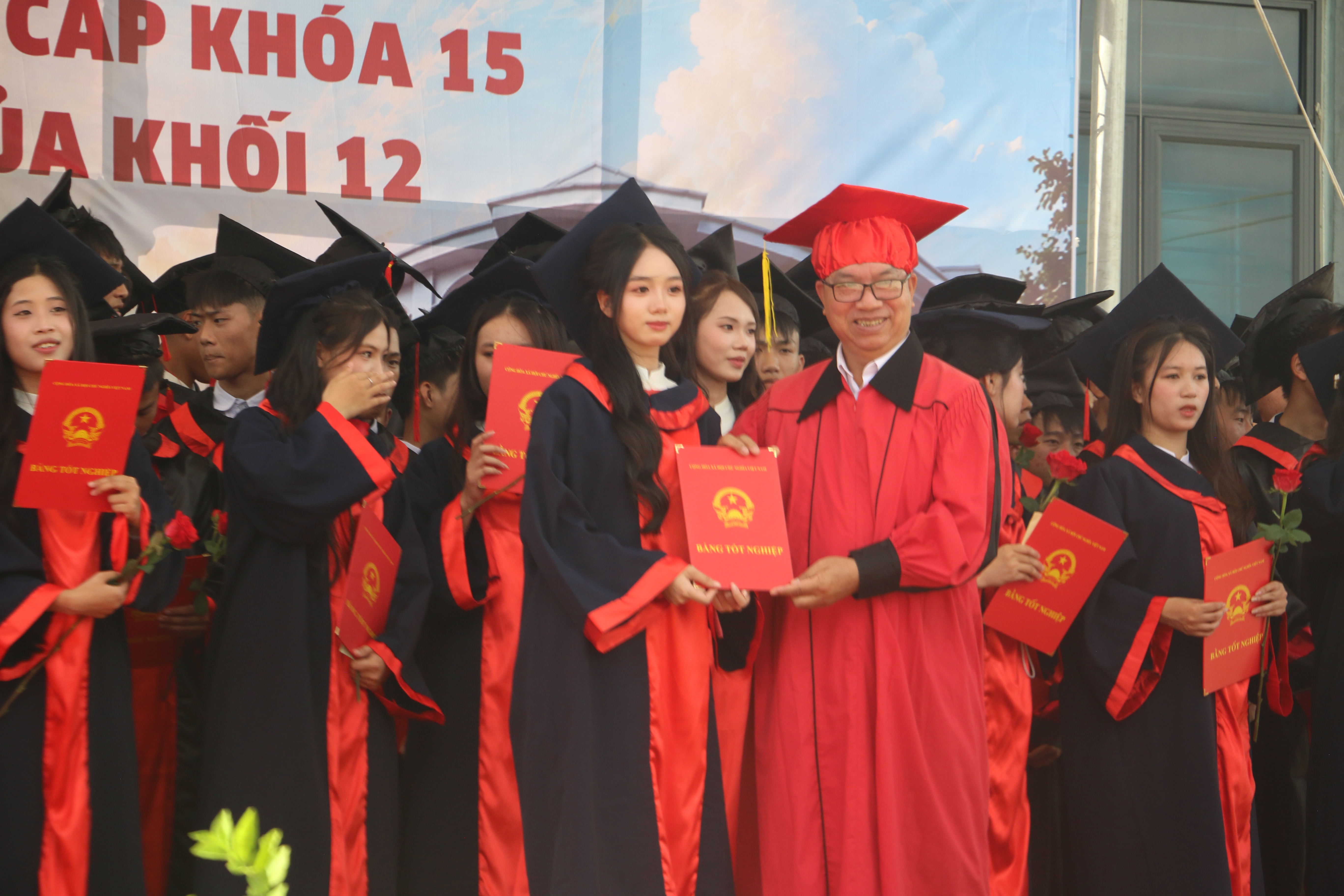 Quý khách và đại diện học sinh tặng hoa chúc mừng lễ tổng kết