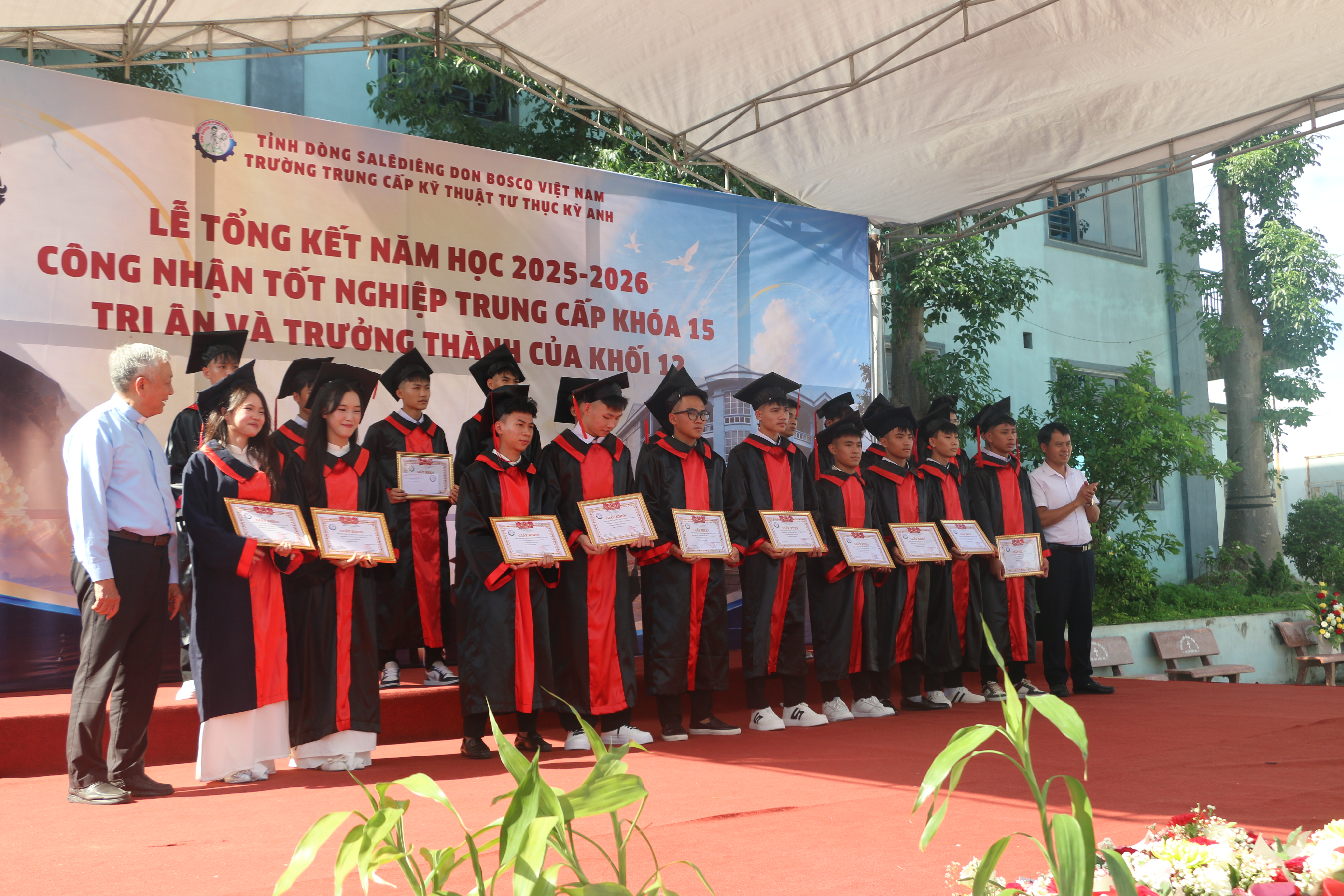 Học sinh tốt nghiệp khóa 15 trên sân khấu cùng quý khách