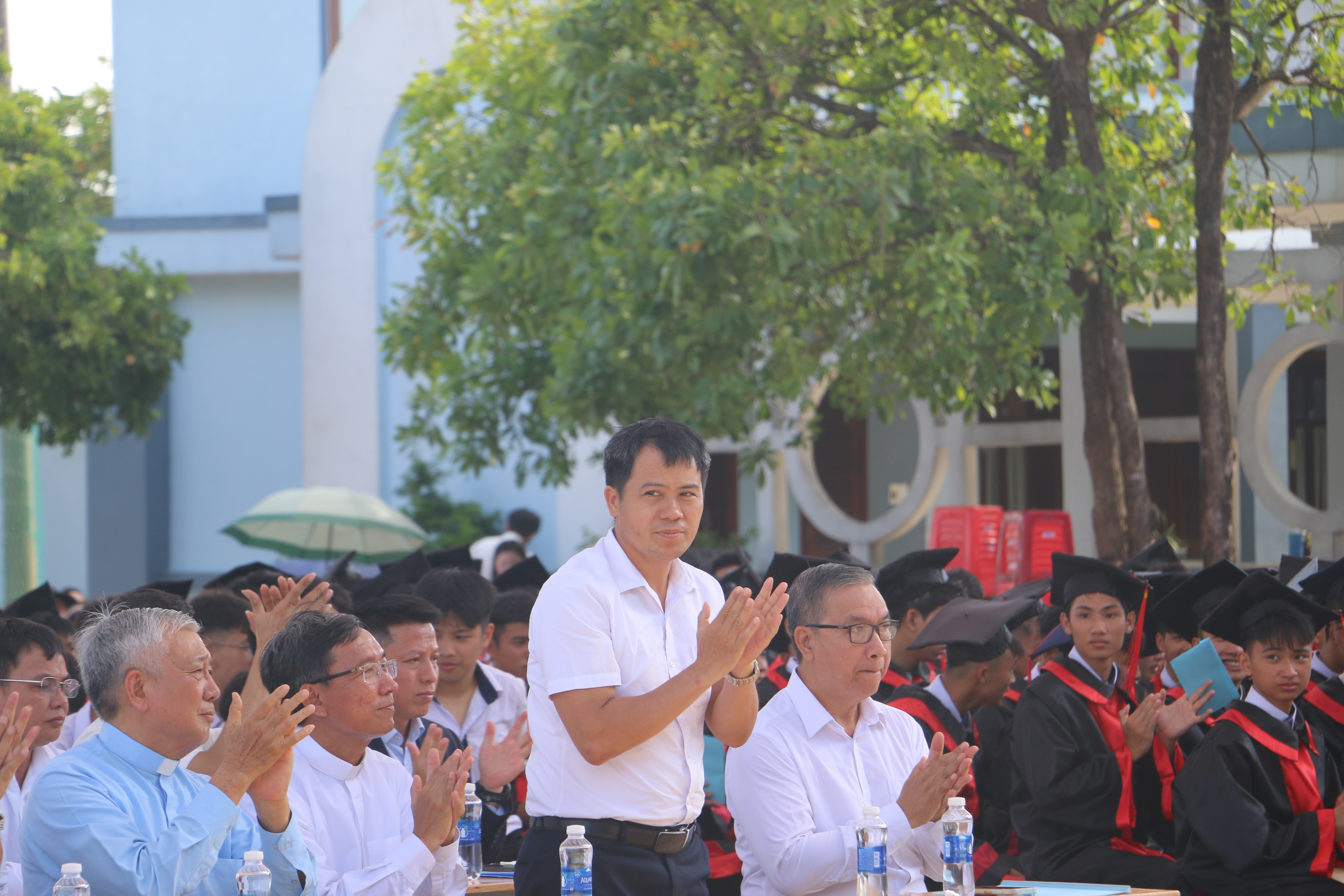 Trao bằng tốt nghiệp cho học sinh khóa 15
